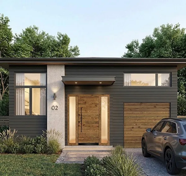 Modernes Bungalow-Haus von vorne mit einer rustikalen Altholz-Haustür inklusive zwei Seitenteilen aus Milchglas, passendem Garagentor in horizontaler Holzoptik und einem Auto in der Hauseinfahrt.
